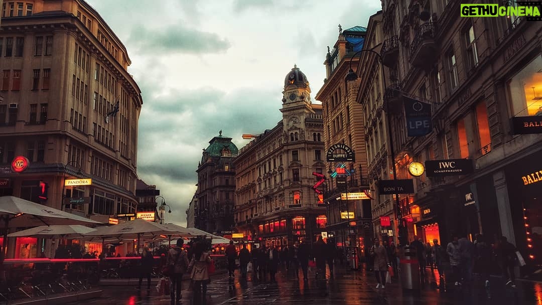 Ahmet Kürşat Öçalan Instagram - #tb #red on the #vienna #streets #wien