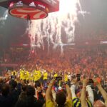 Ahmet Kürşat Öçalan Instagram – Gecen yil berlinde kaybetmistik. kaybetmis olsak da mutlu etmisti takim. Muthis bi tecrubeydi. Ve tam 1 yil sonra Istanbulda eze eze aldik kupayi. Avrupanin en buyuguz. Tesekkurun en buyugu obradovic’e. Cok buyuksun obra! Daha yeni basladik  Seneye Allah nasip ederse Belgraddan zafer fotosu paylasmak dilegiyle. EN BUYUK #fenerbahçe
