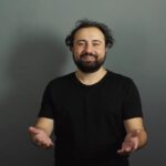 Ahmet Kürşat Öçalan Instagram – #donadona

Yazdığım ve oynadığım ilk filmim @mubiturkiye ‘de yayında. 
@ahmetorhon @ismetk @kaanarici olmasa çekilemezdi bu film. Ve çalışmaktan mutluluk duyduğum, yanımda oldukları için de her zaman şükran duyacağım muhteşem oyuncu kadromuz, iyi ki varsınız.
Filmi izleyip yorumlarını esirgemeyen herkese çok teşekkürler. 🍀🍀💙
@donadonafilmi