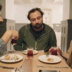 Ahmet Kürşat Öçalan Instagram – #donadona

Yazdığım ve oynadığım ilk filmim @mubiturkiye ‘de yayında. 
@ahmetorhon @ismetk @kaanarici olmasa çekilemezdi bu film. Ve çalışmaktan mutluluk duyduğum, yanımda oldukları için de her zaman şükran duyacağım muhteşem oyuncu kadromuz, iyi ki varsınız.
Filmi izleyip yorumlarını esirgemeyen herkese çok teşekkürler. 🍀🍀💙
@donadonafilmi