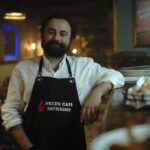 Ahmet Kürşat Öçalan Instagram – 4×3 #ortayaşkrizi #gibidizisi 
Nezzo cafe’de sıradan bir gün.