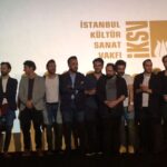 Ahmet Kürşat Öçalan Instagram – DONADONA
Ön hazırlığı, set zamanı, set sonrası her bir dakikası çok şey öğretti. Bir senaryo yazdım oynamak ister misin diye sorduğum bütün oyuncu arkadaşlarım büyük fedakarlık ve özveri göstererek beni yalnız bırakmadılar. Böylesine yetenekli bir cast ile çalışmanın mutluluğu bir yana bu kadar iyi insanlardan oluşan bir oyuncu grubu ile bu heyecanı paylaşmak ne büyük şanstı.

Teknik ekip – öylesine sahiplendiler ki Donadona’yı, emeklerine sağlık. Her birinize çok teşekkürler. @nusretemrebilgin.dop
@borakasrga @barbarosgokdemir 

Sete herkesten önce gelip herkesten sonra çıkan yönetmenlerimiz @ismetk ve @kaanarici Donadona’ya öyle bir enerji koydular ki inanılmazdı. Kelimelerle ifade edilemeyecek bir enerji. Yoruldular hem de çok yoruldular. Öyle böyle değil :) 

Son olarak kardeşim @ahmetorhon ile böylece @orhonacademy ‘nin ilk filmini de hayata geçirmiş olduk. Devamı da mutlaka gelecek. 

Prömiyerimizi @istanbulfilmfestivali_  ile yapmış olmak da ayrıca çok güzeldi. Festivalde emeği geçen herkese de çok teşekkürler.

@elifgizemaykul
@bburakakbass @erdemsakalibuyuk @canyilmaz086 @duygukum @eraysel__ @elifisci_ @gizemtileyli @alisanozkan @mugeduygunn @araskosedag @pnarefee @gunesgurpinar @kaderezgec @yusufozturkb @aybiketuran @omercangul @seherozkan @cemr.e.er