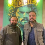 Ahmet Kürşat Öçalan Instagram – #parakonuşur 2. Bölümü ile YouTubeda Socrates Videocast kanalında ve Spotifyda da podcast olarak yayında.  Bu bölümde dünya kupası, olimpiyatlar üzerine konuşuldu. İnşallah şu mega eventlerden birine bir gün ev sahipliği yaparız. 

📌 Üzerimdeki hoodie için @socratesdergi ‘ye teşekkür ederim. Sevgili @efetuncer ‘in de en yakın zamanda socrates hoodiesine kavuşmasını diliyorum. Umarım onun da olur.

@ahmetorhon @socratesdergi #olimpiyat #dünyakupası #megaevent