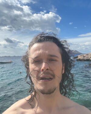 Ahmet Uğur Say Instagram - 16102022
ve 36 🎂

“…
pırıl pırıl dalgalı bir denize karşı
yangelmişim diz boyu sulara
hepinize iyi niyetle gülümsüyorum
hiçbirinizle dövüşemem
benim gizli bir bildiğim var
…”