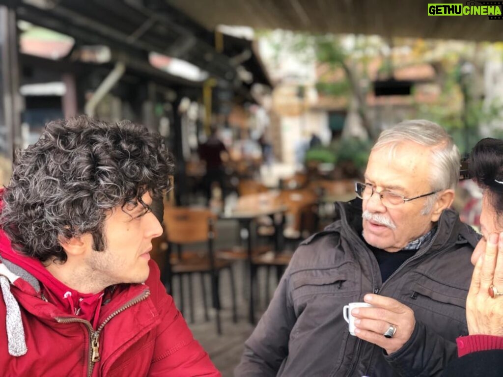 Ahmet Uğur Say Instagram - Tarihî Koca Çınar, Çınarlar ve Körpe... 👩🏾‍🎨📷 @ezgi_zuleyha_say 🙏🏻 Çengelköy Çınaraltı