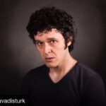 Ahmet Uğur Say Instagram - AHMET UĞUR SAY “HALİT AĞABEY ENERJİ VERİYOR.” Vatanım Sensin’ dizisinde canlandırdığı 'Lütfü' karakteriyle büyük beğeni toplayan başarılı oyuncu Ahmet Uğur Say samimi açıklamalar yaptı. Lütfü’nün son derece naif, sevgi dolu ve ürkek bir karakter olduğunu belirten Say: “Vatanım Sensin, İzmir’in Yunanlılar tarafından işgalini ve kurtuluşa kadar olan süreci anlatıyor. Biz bu tabloda Kuva-i Milliye’nin halka bakan tarafındayız. Halkı bilinçlendirmek için yazı yazıp, bildiriler dağıtan, vahametin farkında olan bir karakter Lütfü. Osmanlı’nın parçalanmak istendiğinin bilincinde ve bunu halka duyurmak için müzisyen arkadaşlarıyla kaçak matbaada bildiriler hazırlıyor. Bu karanlık ve sıkıntılı dönemde üç arkadaş ağır havayı umutlarıyla, çabalarıyla birbirlerine tutunarak dağıtmaya çalışıyorlar.” dedi. HALİT AĞABEYDEN FEYZ ALIYORUM” Türk Dili ve Edebiyatı Bölümü mezunu olan Ahmet Uğur Say, Halit Ergenç’ i örnek aldığını belirterek; “Hayatta insanın kendi belleğinde çektiği fotoğraflar, hafızasına kazınan anlar çok kıymetlidir. Benim de öyle fotoğraflarım, anlarım, anılarım var. Üniversitede okurken her ay sinema dergisi alıp oyuncularla yapılan röportajları merakla okurdum. Ne izlerler, ne okurlar, hangi yönetmenleri beğenirler vs... On sene önceki Halit Ergenç röportajı hala kitaplığımda durur. Şimdi Halit ağabeyle birlikte oynadığımız sahneler oluyor. Onunla oynamak muhteşem! Bir anda sahnenin havası değişebiliyor, o anki sinerji ile daha hakiki bir hâle bürünebiliyorsunuz. Kamera arkasındaki hali, tavrı da çok güzel ve örnek alınası. Ben de Halit ağabeyden feyz alıyorum. Yolun başında olduğumuz için romantik tarafından bakıyoruz ama bu yanlar benim hoşuma gidiyor.” dedi. @vatanimsensinkanald #vatanımsensin @olcayunalsert @kuzgunphotography Haber Link: http://www.hurriyet.com.tr/kelebek/televizyon/ahmet-ugur-say-halit-ergenc-ile-oynamak-muhtesem-40817441 Haber Link: http://www.magazinsortie.com/m/dizi/ahmet-ugur-say-halit-agabey-den-feyz-aliyorum-h9638.html Haber Link: http://www.havadisturk.com/m/?id=12530