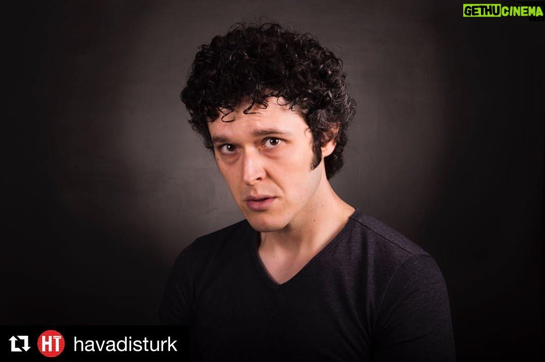 Ahmet Uğur Say Instagram - AHMET UĞUR SAY “HALİT AĞABEY ENERJİ VERİYOR.” Vatanım Sensin’ dizisinde canlandırdığı 'Lütfü' karakteriyle büyük beğeni toplayan başarılı oyuncu Ahmet Uğur Say samimi açıklamalar yaptı. Lütfü’nün son derece naif, sevgi dolu ve ürkek bir karakter olduğunu belirten Say: “Vatanım Sensin, İzmir’in Yunanlılar tarafından işgalini ve kurtuluşa kadar olan süreci anlatıyor. Biz bu tabloda Kuva-i Milliye’nin halka bakan tarafındayız. Halkı bilinçlendirmek için yazı yazıp, bildiriler dağıtan, vahametin farkında olan bir karakter Lütfü. Osmanlı’nın parçalanmak istendiğinin bilincinde ve bunu halka duyurmak için müzisyen arkadaşlarıyla kaçak matbaada bildiriler hazırlıyor. Bu karanlık ve sıkıntılı dönemde üç arkadaş ağır havayı umutlarıyla, çabalarıyla birbirlerine tutunarak dağıtmaya çalışıyorlar.” dedi. HALİT AĞABEYDEN FEYZ ALIYORUM” Türk Dili ve Edebiyatı Bölümü mezunu olan Ahmet Uğur Say, Halit Ergenç’ i örnek aldığını belirterek; “Hayatta insanın kendi belleğinde çektiği fotoğraflar, hafızasına kazınan anlar çok kıymetlidir. Benim de öyle fotoğraflarım, anlarım, anılarım var. Üniversitede okurken her ay sinema dergisi alıp oyuncularla yapılan röportajları merakla okurdum. Ne izlerler, ne okurlar, hangi yönetmenleri beğenirler vs... On sene önceki Halit Ergenç röportajı hala kitaplığımda durur. Şimdi Halit ağabeyle birlikte oynadığımız sahneler oluyor. Onunla oynamak muhteşem! Bir anda sahnenin havası değişebiliyor, o anki sinerji ile daha hakiki bir hâle bürünebiliyorsunuz. Kamera arkasındaki hali, tavrı da çok güzel ve örnek alınası. Ben de Halit ağabeyden feyz alıyorum. Yolun başında olduğumuz için romantik tarafından bakıyoruz ama bu yanlar benim hoşuma gidiyor.” dedi. @vatanimsensinkanald #vatanımsensin @olcayunalsert @kuzgunphotography Haber Link: http://www.hurriyet.com.tr/kelebek/televizyon/ahmet-ugur-say-halit-ergenc-ile-oynamak-muhtesem-40817441 Haber Link: http://www.magazinsortie.com/m/dizi/ahmet-ugur-say-halit-agabey-den-feyz-aliyorum-h9638.html Haber Link: http://www.havadisturk.com/m/?id=12530