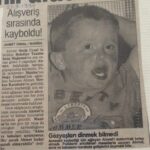 Ahmet Uğur Say Instagram - bildiğimilkhikâye: 30 yıl önce kaybolmuşum. Çok korkmuşum, göz yaşlarım dinmek bilmemiş. Adımı sormuşlar r’leri söylemediğimden ‘ahmetuğuysay’ demişim. Ahmet “Uysal” anlamışlar. Masal anlatıp uyutmuşlar. Kaç sene geçmiş hâlâ kayboluyorum; arıyorum arıyorum bulamıyorum! Hâlâ çok korkuyorum.. Ve sanırım hâlâ masal anlatıp uyutuyolar, Ahmet uysal’dır diyolar. Ben ne diyeyim, haberdeki gibi bitireyim “Anne ve babaları uyarıyoruz. HER ÇOCUK AHMET KADAR ŞANSLI OLMAYABİLİR” #liberty 🌺 Manisa