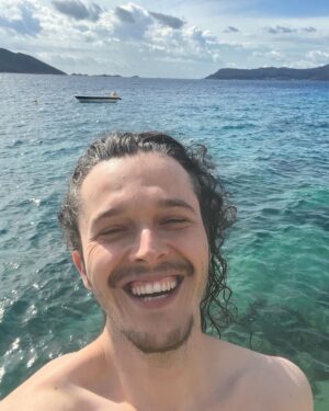 Ahmet Uğur Say Instagram - 16102022
ve 36 🎂

“…
pırıl pırıl dalgalı bir denize karşı
yangelmişim diz boyu sulara
hepinize iyi niyetle gülümsüyorum
hiçbirinizle dövüşemem
benim gizli bir bildiğim var
…”