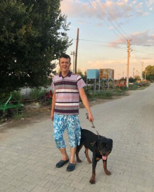 Ahmet Uğur Say Instagram - “İşte doğrusu sözgelimi
Dokuyup yol üstüne attıklarım
Birer küçük köylü kilimi.” Külebi
