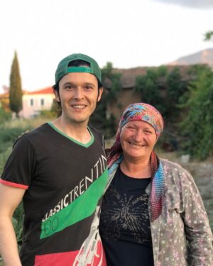 Ahmet Uğur Say Instagram - “İşte doğrusu sözgelimi
Dokuyup yol üstüne attıklarım
Birer küçük köylü kilimi.” Külebi