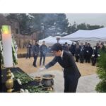 Ahn Cheol-soo Instagram - '새해를 맞이하여 현충탑 참배를 드렸습니다' 2024년 신년을 맞이해 성남시 수정구 현충탑에서 열린 참배 행사에 참석했습니다. 새해에도 국가를 위해 희생하신 순국선열과 호국영령분들께 감사하는 마음을 잊지 않겠습니다.