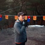 Ahn Cheol-soo Instagram - 1월 1일 새벽에 판교 마당바위에서 천여분의 주민들과 함께 일출을 보며 소원을 빌었습니다. 마당바위까지 30분 정도 산길을 올라가야했지만 미리 나와 계신 자원봉사자분들의 산길 정비와 안내 덕분에 큰 부상자 없이 많은 사람들이 새해 첫 일출을 함께 할 수 있었습니다. 공동체의 의미를 다시 한번 되새길 수 있었습니다. 청룡의 해를 맞아 기운찬 한해 되시기를 바랍니다. 판교원마을 뒷산 마당바위
