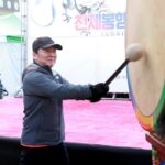 Ahn Cheol-soo Instagram - 1월 1일 새벽에 판교 마당바위에서 천여분의 주민들과 함께 일출을 보며 소원을 빌었습니다. 마당바위까지 30분 정도 산길을 올라가야했지만 미리 나와 계신 자원봉사자분들의 산길 정비와 안내 덕분에 큰 부상자 없이 많은 사람들이 새해 첫 일출을 함께 할 수 있었습니다. 공동체의 의미를 다시 한번 되새길 수 있었습니다. 청룡의 해를 맞아 기운찬 한해 되시기를 바랍니다. 판교원마을 뒷산 마당바위