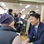 Ahn Cheol-soo Instagram - '야탑1·2·3동 주민분들께 올 한 해 의정보고를 드렸습니다!' 👨🏻‍💼 지난주 이매, 삼평동에 이어 오늘은 야탑1·2·3동에서 의정보고회를 열었습니다. 이번에도 신상진 성남시장님과 시도의원을 비롯해 야탑을 위해 힘쓰시는 리더분들이 함께해 주셨습니다. 어느덧 한 해를 마무리하는 12월이 되었습니다. 지난 1년을 되돌아보며 주민 여러분께 분당·판교의 발전을 위해 이뤄온 과업들을 상세히 말씀드렸습니다. 다가오는 2024년에도 우리 분당·판교가 1기 미래 도시로 발돋음할 수 있도록 최선을 다하겠습니다! 🏙 #야탑1동 #야탑2동 #야탑3동 #의정보고회 #분당 #판교 #안철수 분당구 야탑동