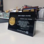 Ahn Cheol-soo Instagram - '2023 국정감사 우수의원에 선정되었습니다' 2023 국정감사 우수의원으로 선정되어 상패를 받았습니다.🏅 미중패권경쟁과 두 개의 전쟁, 끊임없는 북한의 도발로 외교안보는 그 어느 때보다 중요한 가치가 되었습니다. 앞으로도 외교통일위원회 위원으로서 격동하는 국제정세 속에서 대한민국의 평화와 번영을 위해 힘쓰겠습니다. 🇰🇷 #2023 #국정감사 #우수의원 #안철수 #외통위 국회의사당 의원회관