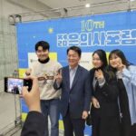 Ahn Cheol-soo Instagram - '한국 의료계를 이끌 후배분들에게' 오늘은 젊은의사포럼에 참석해 젊은 의사분들 그리고 의대생 분들에게 강연을 하고 왔습니다.👨🏻‍⚕️👩🏻‍⚕️ 각종 의료계 현안으로 고심이 많을 후배들에게 제가 의과대학을 다니면서 형성된 '봉사'와 '문제해결사'라는 두 가지 정체성에 대한 이야기를 들려주었습니다. 🏥 한국 의료의 미래를 우리 후배 분들이 험난한 환경에 굴하지 않고 좋은 의사로 성장하길 기대합니다.😊 #젊은의사포럼 #의사 #의대 #후배 #안철수 가톨릭대학교 성의교정