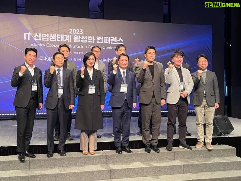 Ahn Cheol-soo Instagram - 'IT 강국 대한민국의 새싹, 스타트업' 🖥🌱 IT 산업생태계 활성화 및 스타트업 성장을 위한 컨퍼런스에 참석했습니다. 오늘 IT 분야의 유망주가 될 여러 스타트업들을 보니 1985년 맨땅에서 시작했던 안랩이 떠오릅니다. IT 협회·단체 관계자분들, 투자자분들까지 모여주신 만큼, 앞으로 IT 스타트업 성장을 위해 함께해 주시길 기대합니다. #IT #스타트업 #강국 #안랩 #안철수 플라자호텔 그랜드볼룸