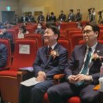 Ahn Cheol-soo Instagram - '초거대 AI시대! 어떻게 마케팅해야 하는가?' 서울미디어그룹 창사 53주년 기념 비전포럼에 참석해 축사를 드렸습니다. '초거대 AI시대 마케팅 기법과 기업의 생존전략'이란 오늘의 주제는 미디어테크와 챗봇이 범람하는 지금 시대에 정말 시기적절한 내용입니다. 👨🏻‍💻🖥 대한민국의 AI 발달을 위해서는 IT기술 발전뿐만 아니라, 인문·경영·경제를 통한 마케팅 콘텐츠 발굴에 더욱 힘써야 합니다. 그래야 AI를 교육시킬 수 있기 때문입니다. 저 또한 국회 첨단전략산업특별위원회 위원으로서 함께 노력하겠습니다. #서울미디어그룹 #AI #마케팅 #IT 한국화재보험협회