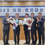 Ahn Cheol-soo Instagram - '분당 주민 여러분 덕에 뜻깊은 상을 받았습니다.' 🏆 경기도일간기자단 창립3주년 2023년 의정행정대상 시상식에서 '자치분권 발전 특별상'을 받았습니다. 늘 주민의 곁에서 분당판교의 발전을 위해 힘써온 나날을 알아주신 것 같아 감사한 마음입니다. 오늘 받은 이 상은 항상 힘이 되어주시는 주민 여러분과 함께 받는 상이라 생각하고 앞으로도 최선을 다하겠습니다.🔥🔥🔥 #경기도일간기자단 #의정행정대상 #자치분권 #특별상 #안철수 경기도의회