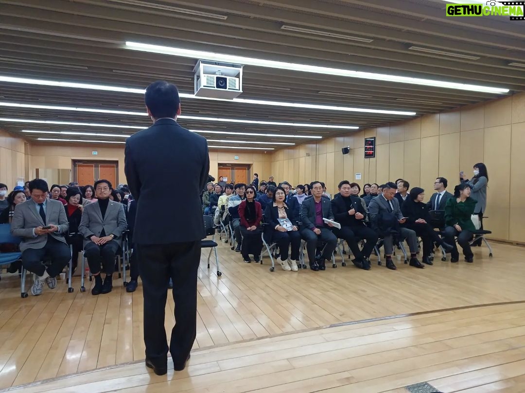 Ahn Cheol-soo Instagram - '판교·백현·운중동 주민분들께 지난 1년의 성과를 말씀드렸습니다!' 👨🏻💼 지난주 야탑동에 이어 오늘은 판교동 주민센터에서 의정보고회를 열었습니다. 신상진 성남시장님을 비롯해 지역 곳곳을 속속들이 알고 계시는 시도의원분들이 함께해 주셔서 더욱 풍성한 의정보고가 되었습니다. 추위가 잠시 물러가고 따뜻해져 놀러가기 좋은 주말임에도, 정말 많은 주민 여러분이 참석해주셨습니다. 지난 1년간 분당판교가 이만큼 발전할 수 있었던 것도 주민 여러분의 뜨거운 열정 덕분이라고 생각합니다. 내년 2024년에는 우리 분당·판교가 노후신도기 특별법 국회 통과에 힘입어 1기 미래 도시로 나아갈 수 있도록 온 힘을 다하겠습니다! 🏙 #판교동 #백현동 #운중동 #의정보고회 #분당 #판교 #안철수 판교동주민센터