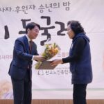 Ahn Cheol-soo Instagram - 요즘 지역에는 연말 분위기가 물씬 풍기고 있습니다. 우리 어르신들을 위해 아낌없이 후원과 봉사를 해주시는 분들이 모인 '판교노인복지관 송년회'와 우리 아이들을 위해 항상 고생하시는 '성남시 가정어린이집 선생님들의 송년의 밤' 행사를 다녀왔습니다. 👴🏻👵🏻👪👨‍👩‍👧‍👧 서로에게 올 한해 고생했다고 격려하시는 모습들을 보니, 추운 날씨에도 불구하고 마음이 따뜻해집니다. #송년 #후원 #봉사 #어린이집 #선생님 #따뜻 경기도 성남시 분당구