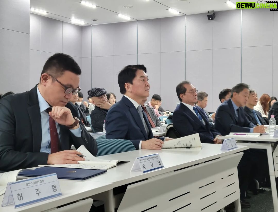 Ahn Cheol-soo Instagram - ‘과학기술 미래 R&D 투자전략 토론회’를 현장 과학자들과 함께 두번째 토론회를 열었습니다. 🧬🔭 이제 과학기술은 먹고 사는 경제문제가 아니라, 죽고사는 경제, 안보, 외교의 문제가 되었습니다. 예산에 문제가 있다면 그 문제를 해결해야지, 예산만 깎으면 문제는 더 악화되고 그나마 문제없던 사람들만 잘리게되어, 상황은 더 나빠집니다. 정확한 현장 진단과 올바른 문제 해법이 절실합니다. #과학기술 #rnd #겅제 #외교 #안보 대한변리사회