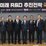Ahn Cheol-soo Instagram - ‘과학기술 미래 R&D 투자전략 토론회’를 현장 과학자들과 함께 두번째 토론회를 열었습니다. 🧬🔭 이제 과학기술은 먹고 사는 경제문제가 아니라, 죽고사는 경제, 안보, 외교의 문제가 되었습니다. 예산에 문제가 있다면 그 문제를 해결해야지, 예산만 깎으면 문제는 더 악화되고 그나마 문제없던 사람들만 잘리게되어, 상황은 더 나빠집니다. 정확한 현장 진단과 올바른 문제 해법이 절실합니다. #과학기술 #rnd #겅제 #외교 #안보 대한변리사회