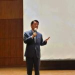 Ahn Cheol-soo Instagram - '한국 의료계를 이끌 후배분들에게' 오늘은 젊은의사포럼에 참석해 젊은 의사분들 그리고 의대생 분들에게 강연을 하고 왔습니다.👨🏻‍⚕️👩🏻‍⚕️ 각종 의료계 현안으로 고심이 많을 후배들에게 제가 의과대학을 다니면서 형성된 '봉사'와 '문제해결사'라는 두 가지 정체성에 대한 이야기를 들려주었습니다. 🏥 한국 의료의 미래를 우리 후배 분들이 험난한 환경에 굴하지 않고 좋은 의사로 성장하길 기대합니다.😊 #젊은의사포럼 #의사 #의대 #후배 #안철수 가톨릭대학교 성의교정