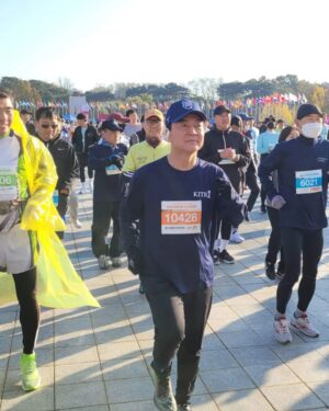Ahn Cheol-soo Instagram - '2023 사이버 영토 수호 마라톤대회!'

2주 전 춘천마라톤 풀코스 완주를 하고, 오늘은 올림픽공원에서 열린 '2023 사이버 영토 수호 마라톤대회'에 참가했습니다.
🏃🏻🏃🏻‍♂️🏃🏻‍♀️ 

영하의 추운 날씨였지만 함께하는 시민 여러분께서 반갑게 맞이해주셔서 따뜻한 마음으로 달릴 수 있었습니다.😊

추운 날씨에 늘 부상 없이 건강하게 달리시길 바라며, 다음 마라톤 대회 때 또 뵙겠습니다. 

#올림픽공원 #사이버영토수호 #마라톤 #완주 #안철수