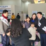 Ahn Cheol-soo Instagram - '분당판교 주민 여러분! 안전한 귀성길 되십시오!' 성남버스터미널과 야탑 주변 상권을 돌아보며 주민 여러분께 새해 인사를 드리고, 연휴에도 고생하시는 소방관분들을 찾아 뵙고 감사의 마음을 전했습니다. 음식 준비로 떠들썩한 거리와 바삐 오가는 귀성객분들을 만나 뵈니 명절 분위기가 물씬 느껴집니다. 주민 여러분께서 부담 없이 풍족한 명절을 보내실 수 있도록 늘 지역경제와 물가안정에 힘쓰겠습니다. #귀성길 #명절 #새해 #인사 #안철수 경기도 성남시 분당구
