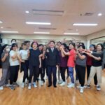 Ahn Cheol-soo Instagram - '나누고 함께하면 더 커지는 행복!' 오늘은 이매1,2동 주민센터에서 시작해 주변 상권을 둘러보며 주민 여러분께 인사를 드리고, 삼평동 주민분들과 명절을 맞아 함께 만두를 빚었습니다. 주민 여러분께서 이웃과 취미를 함께하고 음식을 나누시는 화목한 모습을 보며, 제 마음 깊숙한 곳까지 따뜻해지는 기분이 들었습니다. 덕분에 저희 가족들도 행복하고 풍성한 명절을 보낼 수 있을 것 같습니다. 늘 감사드리고 사랑합니다. #이매1동 #이매2동 #삼평동 #만두 #명절 #안철수 성남시 분당구 삼평동