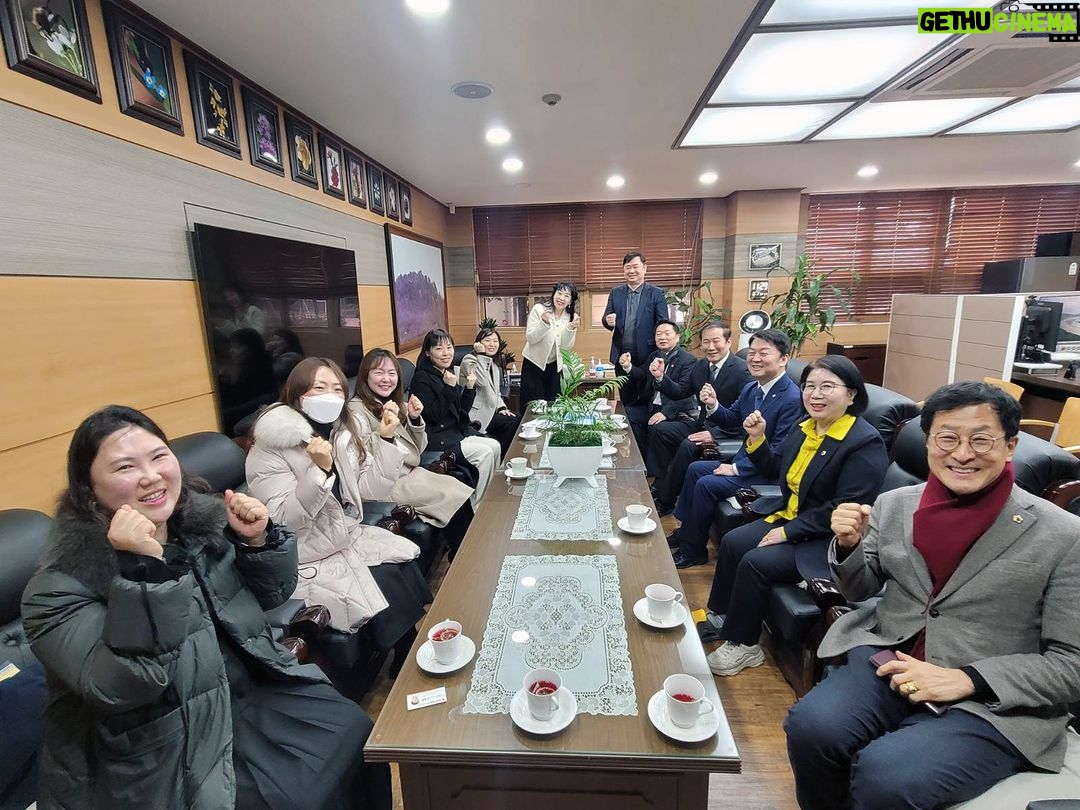 Ahn Cheol-soo Instagram - '주민 여러분, 새해 복 많이 받으십시오!' 명절을 한 주 앞두고 노인복지관과 경노당의 지역 어르신들, 초등학교의 학부모님들을 찾아뵈었습니다. 평일 오전임에도 많은 분들이 반겨주셔서 풍성한 명절 분위기가 가득 느껴지는 자리였습니다. 주민 여러분께서 늘 웃음을 간직하며 지내실 수 있도록, 지역살림에 최선을 다하겠습니다. #삼평동 #송현초 #경로당 #명절 #안철수 경기도 성남시 분당구