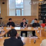 Ahn Cheol-soo Instagram - '판교테크노벨리를 이끄는 주역들!' 오늘은 판교 소부장기술융합연구소와 경기창조경제혁신센터에 각각 방문해 대한민국 경제의 미래에 대한 이야기를 나누었습니다. 그리고 판교 컨텐츠 거리조성사업 현장을 둘러 보았습니다. 얼어붙은 경제회복을 위해선 소기업이 중견기업으로, 중견기업이 대기업으로 성장할 수 있는 토양을 하루 빨리 갖춰야 합니다. 허허벌판이었던 판교에 처음 안랩을 세운 그 마음으로, 늘 기업인 여러분 곁에 함께 하겠습니다. #판교 #테크노벨리 #스타트업 #성장 #안철수 판교테크노밸리 Pangyo Technovalley