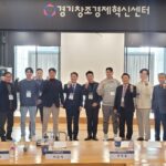Ahn Cheol-soo Instagram - '판교테크노벨리를 이끄는 주역들!' 오늘은 판교 소부장기술융합연구소와 경기창조경제혁신센터에 각각 방문해 대한민국 경제의 미래에 대한 이야기를 나누었습니다. 그리고 판교 컨텐츠 거리조성사업 현장을 둘러 보았습니다. 얼어붙은 경제회복을 위해선 소기업이 중견기업으로, 중견기업이 대기업으로 성장할 수 있는 토양을 하루 빨리 갖춰야 합니다. 허허벌판이었던 판교에 처음 안랩을 세운 그 마음으로, 늘 기업인 여러분 곁에 함께 하겠습니다. #판교 #테크노벨리 #스타트업 #성장 #안철수 판교테크노밸리 Pangyo Technovalley