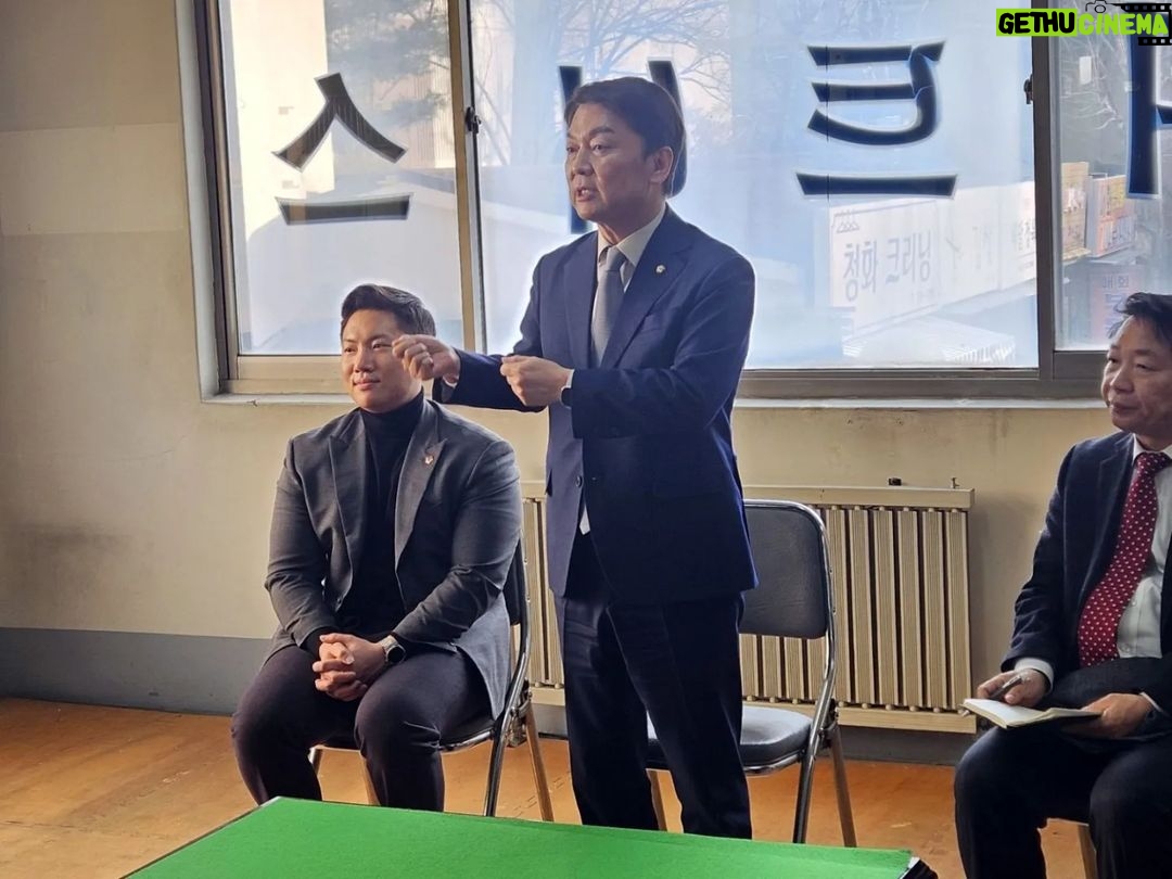 Ahn Cheol-soo Instagram - '야탑동 주민 여러분! 안철수입니다' 오늘은 야탑동의 소상공인, 학부모분들을 비롯해 많은 주민 여러분들을 찾아뵙고 왔습니다. 고물가, 고금리에 많은 소상공인 여러분이 어려움에 처해 계시고, 우리 아이교육을 어떻게 시켜야 할지 학부모분들은 늘 고민이 많아 보였습니다. 아울러 모든 주민분들이 불편을 겪고 계신 교통 문제의 전반적인 해결을 위해 노력하고 있습니다. 우리 야탑동 주민 여러분께서 하루빨리 근심을 더실 수 있도록, 달리고 또 달리겠습니다. #성남 #분당 #야탑 #소상공인 #학부모 #안철수 분당구 야탑동