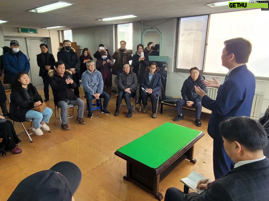 Ahn Cheol-soo Instagram - '야탑동 주민 여러분! 안철수입니다' 오늘은 야탑동의 소상공인, 학부모분들을 비롯해 많은 주민 여러분들을 찾아뵙고 왔습니다. 고물가, 고금리에 많은 소상공인 여러분이 어려움에 처해 계시고, 우리 아이교육을 어떻게 시켜야 할지 학부모분들은 늘 고민이 많아 보였습니다. 아울러 모든 주민분들이 불편을 겪고 계신 교통 문제의 전반적인 해결을 위해 노력하고 있습니다. 우리 야탑동 주민 여러분께서 하루빨리 근심을 더실 수 있도록, 달리고 또 달리겠습니다. #성남 #분당 #야탑 #소상공인 #학부모 #안철수 분당구 야탑동