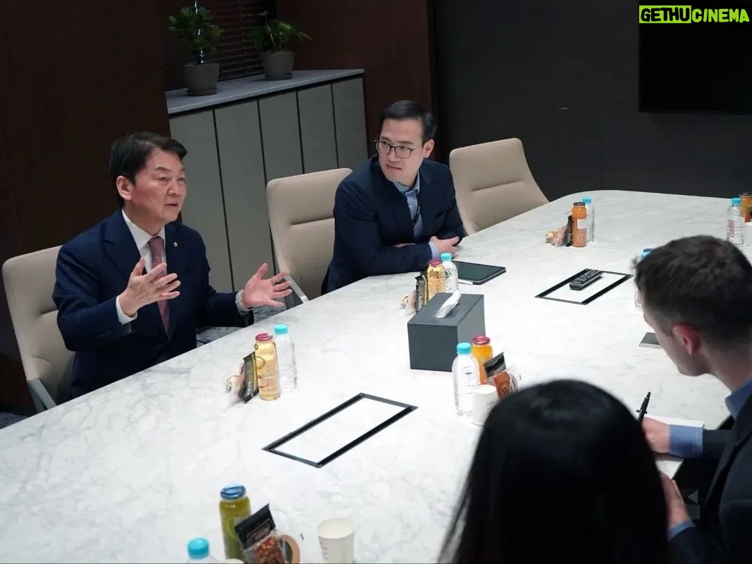 Ahn Cheol-soo Instagram - 빌앤 멜린다 게이츠(BMFG) 재단 한국 총괄 박수현 담당자와 오픈 필란트로피(OP, Open philanthropy) 글로벌 원조정책 담당자인 샘 안셸과 판교테크노밸리에서 면담을 진행하였습니다. 지난해 저는 직접 두 재단(BMFG, OP)과 에티오피아에 방문해, 국제보건 현장을 점검하면서, 뜻깊은 시간을 보냈었습니다. 그때의 인연으로, 오늘 다시 판교테크노밸리에서 만나 우리나라와 BMGF, OP간 국제개발 협력을 지속강화해 다양한 글로벌 문제를 해결해나가기로 마음을 모았습니다. #글로벌 #국제보건 #빌앤멜린다게이츠재단 #오픈필란트로피 #봉사 #기여 안랩
