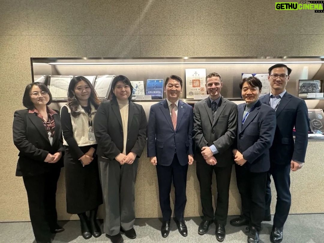 Ahn Cheol-soo Instagram - 빌앤 멜린다 게이츠(BMFG) 재단 한국 총괄 박수현 담당자와 오픈 필란트로피(OP, Open philanthropy) 글로벌 원조정책 담당자인 샘 안셸과 판교테크노밸리에서 면담을 진행하였습니다. 지난해 저는 직접 두 재단(BMFG, OP)과 에티오피아에 방문해, 국제보건 현장을 점검하면서, 뜻깊은 시간을 보냈었습니다. 그때의 인연으로, 오늘 다시 판교테크노밸리에서 만나 우리나라와 BMGF, OP간 국제개발 협력을 지속강화해 다양한 글로벌 문제를 해결해나가기로 마음을 모았습니다. #글로벌 #국제보건 #빌앤멜린다게이츠재단 #오픈필란트로피 #봉사 #기여 안랩