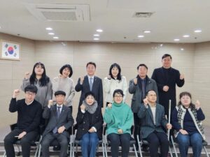 Ahn Cheol-soo Instagram - '춥고 힘든 날일수록 잊지 말아야 할 곳들이 있습니다'

오늘은 대한노인회성남시분당구지회를 시작으로 우리 지역의 경로당들, 장애인협회 등을 찾아 인사 드리고 민원을 청취했습니다.

영하의 강추위가 계속되는 날씨에, 우리 주변에 어려움을 겪고 계신 분은 없으신지 더욱 관심이 필요합니다.

서로가 서로에게 힘이 되어주는 따뜻한 분당이 될 수 있도록 저부터 노력하겠습니다.

#대한노인회 #분당 #경로당 #장애인협회 #이웃 #안철수