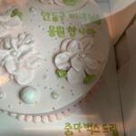 Ahn Dong-gu Instagram - 사장님... 아침부터 하나뿐인 바리스타 출장 나왔다고 이리 챙겨주시다니..😭 충성을 다할게요..🥺 . . . @seyoung_10 누나 고마워어ㅜㅠ!! . @joommabucks 케잌까지.. 감사합니다😊 #옆에서숨만쉬어도좋아