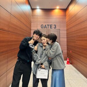 Ahn Dong-gu Instagram - 솔이누나 폼 미쳤다!!

#레드북