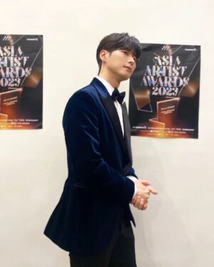 Ahn Dong-gu Instagram - AAA
멋진 공연장에서 멋진 시상식
좋아하는 가수분들 무대도 맘껏 즐기고 처음 받아보는 상까지
행복했습니다😊
감사합니다.