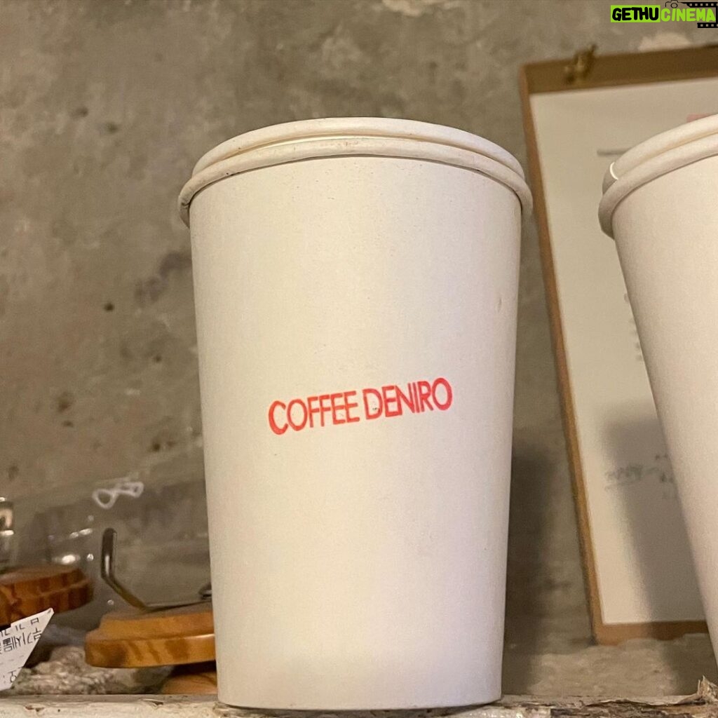 Ahn Dong-gu Instagram - 핸드드립으로 직접 커피 내려주는 커플 신발 신은 사장님. 다정한 사장님이 있는 '커피드니로' 다들 가보셔서 커피 맛 보고 오세요.. 진짜 힐링되는 공간🤠☕ (마포구효창원로251) @coffee_deniro