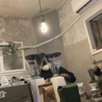 Ahn Dong-gu Instagram – 핸드드립으로 직접 커피 내려주는 커플 신발 신은 사장님.
다정한 사장님이 있는 ‘커피드니로’ 다들 가보셔서 커피 맛 보고 오세요.. 
진짜 힐링되는 공간🤠☕

(마포구효창원로251)
@coffee_deniro