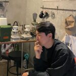 Ahn Dong-gu Instagram – 핸드드립으로 직접 커피 내려주는 커플 신발 신은 사장님.
다정한 사장님이 있는 ‘커피드니로’ 다들 가보셔서 커피 맛 보고 오세요.. 
진짜 힐링되는 공간🤠☕

(마포구효창원로251)
@coffee_deniro