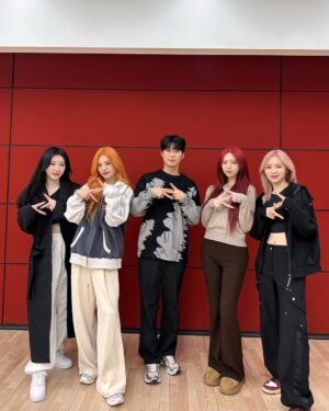 Ahn Dong-gu Instagram - 제 몸부림은 부끄럽지만
있지 못 할 순간이라..🫠 
 (아주팬입니다!)

#itzy #untouchable