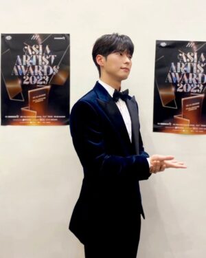 Ahn Dong-gu Instagram - AAA
멋진 공연장에서 멋진 시상식
좋아하는 가수분들 무대도 맘껏 즐기고 처음 받아보는 상까지
행복했습니다😊
감사합니다.
