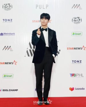 Ahn Dong-gu Instagram - AAA
멋진 공연장에서 멋진 시상식
좋아하는 가수분들 무대도 맘껏 즐기고 처음 받아보는 상까지
행복했습니다😊
감사합니다.