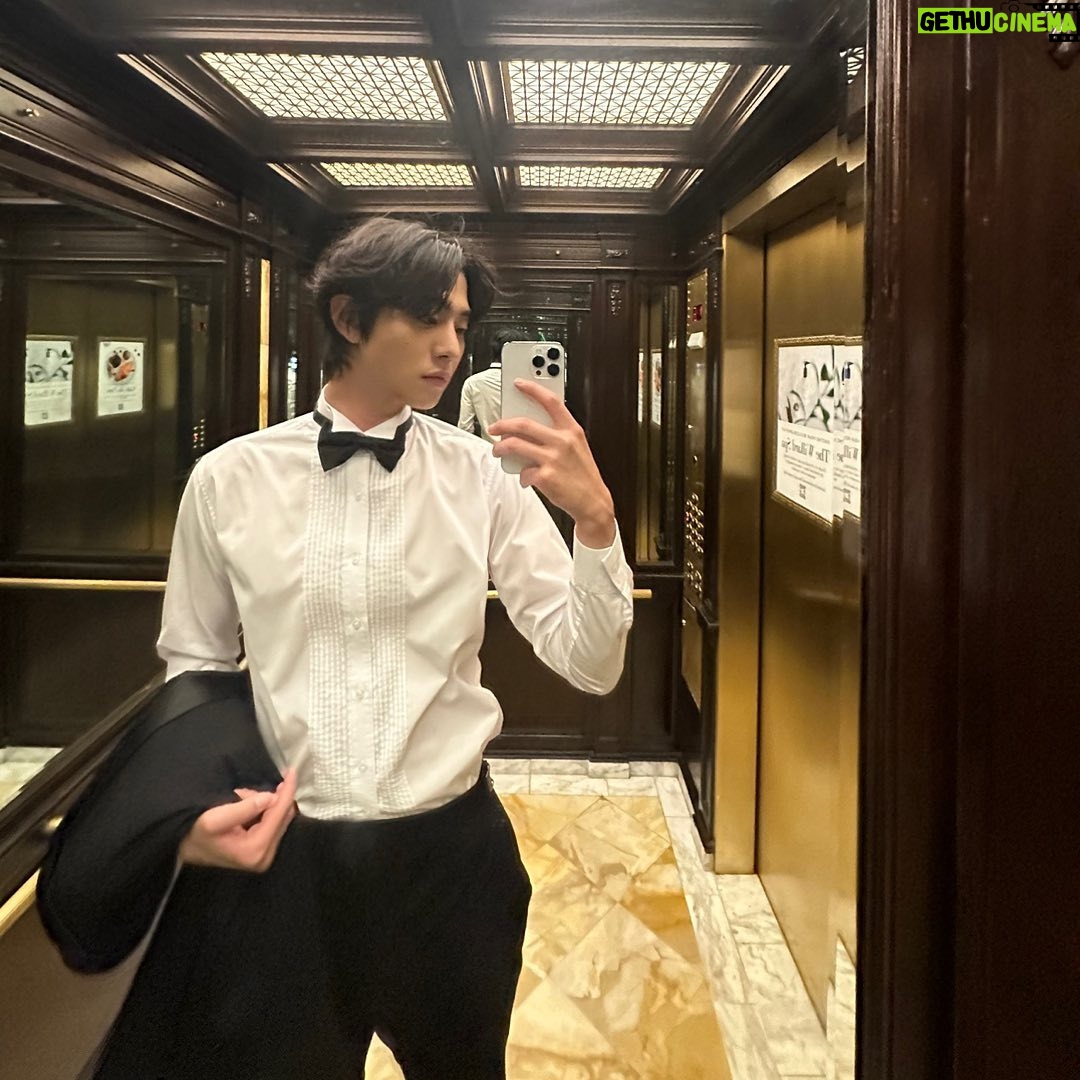 Ahn Hyo-seop Instagram - world is your oyster🚶♂️🤍